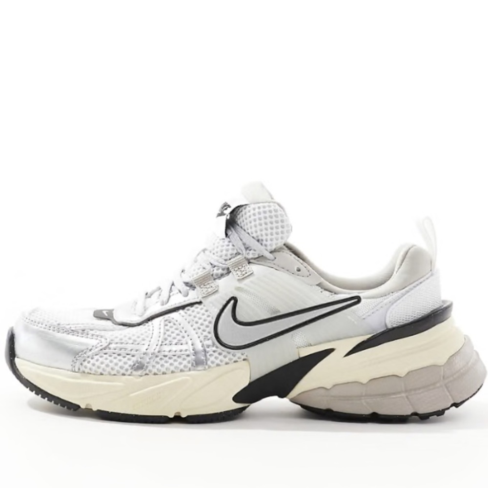 Pre - Loved Nike V2K Run sneakers in white and silver - Picture 3 of 8